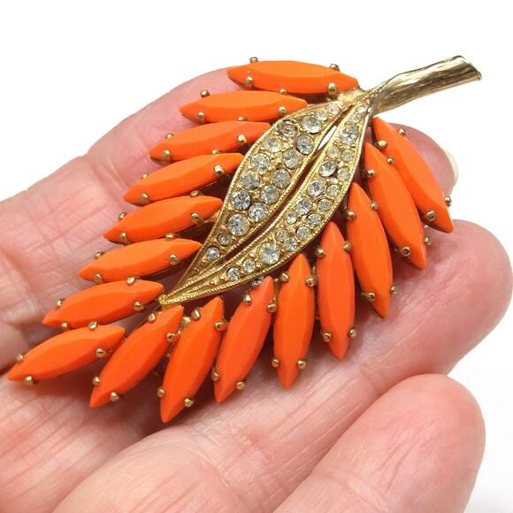 Vintage 1950s Leaf Brooch, Bright Orange Rhinestones, Gold Plated - Picture 9 of 10